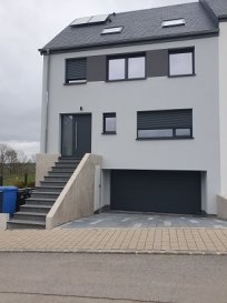 Belle maison jumelée construite en 2019 sur un terrain de 2.89 ares.

Rdch: Garage pour 2 voitures (28,88 m2), Cave 11,71 m2), Buanderie (11,01 m2), Chaufferie (9 m2);

1er étage: Hall d'entrée (9,24 m2), W.C. séparé (2,67 m2), grand Living avec Cuisine équipée (54,43 m2), Terrasse de 25 m2;

2ème étage: Hall, Chambre à coucher (16,08 m2) avec Salle de douche (9,30 m2), Chambre à coucher (19,05 m2) avec Salle de douche (11,38 m2);

3ème étage: Hall, Salle de bains(12,75 m2), Chambre à coucher (13,94 m2) avec Dressing (9,42 m2), Bureau (6,56 m2).

Alarm, Réservoir pour l'eau des pluies (pour W.C.s, machine à laver et jardin), Panneaux solaires, Aspiration centrale, Ventilation centrale, Machine anti-calcaire, LED's dans toute la maison, Carrelage dans toute la maison, armoires dans les chambres, détecteurs de fumée dans toute la maison, Triple vitrage. Situation calme et ensolleilée. Vue imprenable.