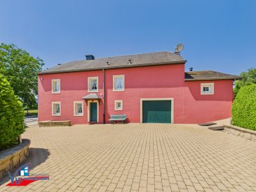 VIP Promotions s.a. proposéiert Iech exklusiv dëst perfekt ënnerhalent, charmant Bauerenhaus, op engem Terrain vun 23,99 Ares.

Entdeckt eis Offer an der virtueller Visitt :

https://tour.giraffe360.com/242d2f41bd3e49c5b40bd7a4b5f5dffe

Zousätzlech fannt Dir hei de Link op déi interaktiv 3D-Pläng vun der Wunneng :

https://my.giraffe360.com/3dflp/uxyiwtz

D'Wunneng ass wéi follegt agedeelt : 

Rez-de-Chaussée :

- Entrée
- Stuff / Salle à manger mat Holzuewen
- Separat Kichen
- WC
- Wäschkichen
- Garage mat elektrescher Dier
- Keller / Ofstellraum
- Heizungsraum mat Ausgossbecken an Dusch
- Iwwerdeckten Terrass vu 17,30 m² mat agebautem Steegrill
- Lagerraum mat separatem WC

Éischte Stack :

- 2 Schlofkummeren
- Zousazkummer / Dressing
- Büro
- Buedzëmmer mat Dusch a Bidden
- Grouss Ofstellkummer mat Mezzanin, déi vill Stauraum bitt an e staarkt Potenzial fir en Ausbau huet

Daachgeschoss : 

- Späicher, zougänglech iwwer eng Trappe

Diverses : en Haf

- Grousse Haff virum Haus mat ville Parkméiglechkeeten
- Wäikeller mat separatem Zougang (Raumhéicht vun ongeféier 1,40 m)
- Dieren an Trap aus massivem Eechenholz
- Alarmanlag mat Beweegungsmelder a Sensoren op verschiddene Fënsteren, mat Fernsteierung a Kontroll iwwer eng mobil Applikatioun

Renovatiounen :

- Daach : 1989 (an engem exzellenten Zoustand)
- Kichen : 2011
- Fënsteren : 2012
- Chaudière : 2017
- WC : 2020

Ideal fir jiddereen, deen sech nach ëmmer den Dram vun der Renovatioun vun enger atypescher Immobilie mat hirem ale Charakter, dee gutt erhale bliwwen ass an hir Séil behalen huet, verwierkleche wëll.

Fir weider Informatiounen oder fir e Rendez-vous ze fixéieren, kontaktéiert eis um +352 691 901 219 oder per E-Mail op info@vippromotions.lu.

Bleift mat eis op Facebook verbonnen, fir ëmmer um Lafenden ze bleiwen an eis Neiegkeeten direkt matzekréien.

-

VIP Promotions s.a. vous propose en exclusivité cette charmante maison de ferme, parfaitement entretenue, sise sur un terrain de 23,99 ares.

Découvrez notre offre en visite virtuelle :

https://tour.giraffe360.com/242d2f41bd3e49c5b40bd7a4b5f5dffe

Vous trouverez également ci-dessous le lien vers les plans 3D interactifs du bien :
https://my.giraffe360.com/3dflp/uxyiwtz

Le bien se compose comme suit :

Rez-de-chaussée :

- Hall d'entrée
- Living / salle à manger avec poêle à bois
- Cuisine indépendante
- WC séparé
- Buanderie
- Garage avec porte électrique
- Cave / remise
- Chaufferie avec évier déversoir et douche
- Terrasse couverte de 17,30 m² avec barbecue en pierre intégré
- Remise avec WC séparé attenant

Premier étage :

- 2 chambres à coucher
- Chambre d'appoint / dressing
- Bureau
- Salle de bains équipée d'une douche et d'une baignoire
- Grande pièce de rangement avec mezzanine, offrant un vaste volume de stockage et un fort potentiel d'aménagement

Combles :

- Grenier accessible par trappe

Divers :

- Grande cour avant offrant de nombreuses possibilités de stationnement 
- Cave à vin avec accès indépendant (hauteur sous plafond d'environ 1,40 m)
- Portes intérieures et escalier en chêne massif
- Système d'alarme avec détecteurs de mouvement et capteurs d'ouverture sur certaines fenêtres, avec gestion et contrôle à distance via application mobile
Rénovations réalisées :

- Toiture : 1989 (excellent état)
- Cuisine : 2011
- Fenêtres : 2012
- Chaudière : 2017
- WC séparé : 2020

Idéal pour tous ceux qui souhaitent concrétiser leur rêve de rénover un bien atypique, ayant conservé tout son charme d'antan, son authenticité et son âme.
Pour plus de renseignements ou pour une prise de rendez-vous, veuillez nous contacter au +352 691 901 219 ou bien par e-mail sur info@vippromotions.lu.

Suivez-nous sur Facebook pour recevoir nos informations en continu.