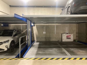 À louer un emplacement de parking fermé situé : 152A, rue de Beggen à Luxembourg-Beggen.

Détails complémentaires :

- Emplacement sur lift ;
- Hauteur 2 m ;
- Garage collectif, fermé, résidence de 2021 ;
- Disponible immédiatement.

Agent responsable : Katia Gravière au 661 33 29 82 ou katia@vanmaurits.lu