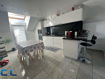 Nous vous proposons ce charmant appartement situé au 3e et dernier étage d'une résidence calme à Tetange. En très bon état général, ce bien offre une surface fonctionnelle et agréable à vivre.

L'appartement se compose d'un salon lumineux avec cuisine ouverte, donnant accès à un grand balcon idéal pour profiter des beaux jours. Il dispose de deux chambres à coucher, d'une spacieuse salle de bains avec baignoire, ainsi que d'un grand grenier privatif déjà aménagé, offrant un espace supplémentaire de rangement ou de loisir.

Un garage privatif complète ce bien.

Proche de toutes commodités, ce logement représente une belle opportunité pour un couple ou une petite famille.

Pour toute demande de visite ou informations complémentaires, n'hésitez pas à nous contacter au 265341 ou directement notre agent Mme VAZ au 621 283 844 ou par mail au 
lisa.vaz@cl-immo.lu

Les frais d'agence sont inclus dans le prix de vente et sont à charge du vendeur.