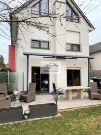 L\'agence CIMOLUX vous propose une belle maison libre des 4 côtés située à Moutfort avec une superficie de +/-180m2 et 4,44 ares de terrain.<br><br>La maison dispose:<br>Au rdch: un hall d\'entrée, un WC séparé, une cuisine équipée séparé, un salon/salle à manger avec feu ouvert et avec sortie sur la terrasse et le jardin.<br>Au 1er étage: une salle de douche, 3 chambres dont une avec une salle de bain privé.<br>Au 2ème étage: un grenier et une grande chambre.<br>Au sous-sol: une cave, une buanderie, un garage, une cave à vin, un débarras, un sauna et une salle de douche.<br><br>De plus la maison dispose également de deux parkings extérieurs.<br><br>Prix 1.390.000€ <br>(frais d\'agence compris 3% + Tva 17 % à la charge du vendeur)<br><br>Pour plus d\'informations n\'hésitez pas à nous contacter on parle français, allemand, luxembourgeois, anglais, portugais et italien.<br><br>Pour l\'obtention de votre crédit, notre relation avec nos partenaires financiers vous permettront d\'avoir les meilleures conditions.