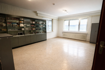 Zu verkaufen in Exclusivität bei LX2 Immo: 2-Zimmer-Wohnung im Herzen von Pétange

Die Wohnung befindet sich in der 1, rue Robert Schuman, direkt im Zentrum von Pétange, in unmittelbarer Nähe zu allen Annehmlichkeiten: Geschäfte, Restaurants, Schulen, Bahnhöfe und öffentliche Verkehrsmittel. Die Lage bietet eine ideale Anbindung nach Luxemburg-Stadt und in die Umgebung.

Die Wohnung befindet sich im ersten Stock eines gut gepflegten Residences und besteht aus folgenden Räumen:

-) Ein geräumiger Eingangsbereich,
-) Ein helles Wohnzimmer von 30 m²,
-) Eine separate Küche,
-) Ein großes Schlafzimmer mit direktem Zugang zu einem privaten Balkon,
-) Ein zweites Schlafzimmer,
-) Ein Badezimmer,
-) Eine separate Toilette.

Die Wohnung ist funktionell, jedoch ist eine allgemeine Erneuerung erforderlich, um sie auf den neuesten Stand zu bringen.

Monatliche Kosten: 280 € (Vorschuss).
Exklusiv verkauft von LX2 Immo.

Eine schöne Gelegenheit, sowohl für eine Kapitalanlage als auch für eine Hauptwohnung.

Für weitere Informationen oder einen Besichtigungstermin kontaktieren Sie uns noch heute.