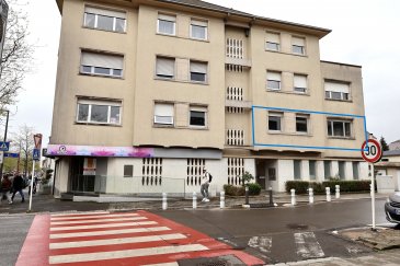 À vendre en exclusivité chez LX2 Immo ? Appartement 2 chambres au cœur de Pétange

Situé au 1, rue Robert Schuman, cet appartement se trouve directement dans le centre de Pétange, à proximité immédiate de toutes les commodités : commerces, restaurants, écoles, gare et transports publics. La localisation offre une connexion idéale vers Luxembourg-Ville et les environs.

Situé au 1er étage d'une résidence bien entretenue, le bien se compose comme suit :

-) Un hall d'entrée spacieux,
-) Un living lumineux de 30 m²,
-) Une cuisine séparée,
-) Une grande chambre avec accès direct à un balcon privatif,
-) Une seconde chambre,
-) Une salle de bain,
-) Un WC séparé.

L'appartement est actuellement loué. Il est fonctionnel, mais un rafraîchissement général est à prévoir pour le mettre au goût du jour.

Charges mensuelles : 280 € (avance).
Vendu en exclusivité par LX2 Immo.

Une belle opportunité à saisir, que ce soit pour un investissement locatif ou une résidence principale.

Pour plus d'informations ou une visite, contactez-nous dès maintenant.