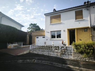 Située dans une impasse sur la commune recherchée de Bertrange (Moselle), cette maison mitoyenne des années 1960 offre un beau potentiel de rénovation pour un projet de résidence principale ou d’investissement.
Implantée sur un terrain de 3 ares 46, la maison développe environ 128 m² habitables, complétée par un garage et une cave.

Au Rez-de-chaussée (env. 83 m²)
Double séjour lumineux + salle à manger
Espace véranda ( baies vitrées à créer ) avec cuisine donnant accès à une terrasse couverte
Bureau avec accès indépendant ( professionnel   possible )
WC indépendantâ€¨

A l'Étage (env. 45 m²)
3 chambres
Salle d’eau avec WC

Garage
Chaudière gaz récente (neuve)
Toiture d’origine mais en bon étatâ€¨
Des travaux  de rénovation sont à envisager, notamment :
Remise aux normes de l’électricité
Isolation
Remplacement partiel des fenêtres
Rénovation de la cuisine et de la salle de bainâ€¨
Ces travaux offrent l’opportunité de repenser entièrement la maison selon les goûts du nouvel acquéreur et d’améliorer significativement la performance énergétique.
â€¨Secteur calme et recherché
Proximité des axes, commodités et bassins d’emploi
Belle surface habitable
Fort potentiel de valorisation après travaux

Idéal pour acquéreurs à la recherche d’un projet de rénovation ou investisseurs souhaitant optimiser un bien avec emplacement

Annonce rédigée par Philippe HAUSHERR , agent commercial enregistré au RSAC THIONVILLE sous le numéro TI 332 168 434 ,détenteur de l'Attestation de Collaborateur de l'Agence CTN Immobilier. 7 place au bois 57000 THIONVILLE.
Carte professionnelle n° 5705 2018 000 025 433 Transactions sur immeubles et fonds de commerce délivrée par la CCI de la Moselle. Responsabilité civil professionnelle AXA Paris. Absence de garantie financière : non détention de fonds, effet ou valeur, autre que ceux représentatifs de sa rémunération ou de sa commission, à l'occasion des opérations spécifiées par l'article 1er (1°à 5°) de la Loi du 2 Janvier 1970