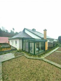 Immo Nordstrooss vous propose cette belle maison jumelée à vendre dans le beau village de Buschrodt, commune de Grosbous-Wahl. 

La maison est située dans une rue calme (zone 30) avec une surface totale de +/- 292m² dont +/- 211.7m² habitable et implantée sur un terrain de 4,82ares, elle a été construite en 1999 et agrandi en 2007,
avec des finitions soignées et matériaux de qualité 
dans un environnement calme au coeur de la nature. 

La maison se compose comme suit: 
Niveau rue: - spacieux hall d'entrée avec coin vestiaire - 1 chambre à coucher ou bureau - buanderie / cave/ chaufferie - cave à vin - 2 garages dont 1 pour 2 voitures. 

1er niveau: (niveau jardin) - 1 belle cuisine équipée avec sortie sur une spacieuse véranda - séjour /salle à manger de +/- 45 m² - 2 chambres à coucher - salle de bain avec baignoire, wc, lavabo - wc séparé.

2ème niveau: - 1 chambre à coucher - salle de douche avec wc, lavabo - spacieuse mezzanine pour bureau, salle de jeux, coin fitness, coin lecture... 

Extérieur: - spacieuse terrasse avec coin jardin / potager. Atouts: - Châssis PVC et fenêtre double vitrage - Porte en chêne massif - Feu ouvert et poêles à bois - Véranda avec poêle à bois équipé d'un toit ouvrant avec marquise électrique 

Toutes les commodités (commerces, restaurants, médecin, pharmacie...) dans un rayon de 10 km.

Pour plus de renseignements ou une visite (visites également possibles le samedi sur rdv), veuillez contacter le 691 850 805.

Proposition de crédit/financement à taux compétitif d'une banque luxembourgeoise incluse dans nos services gratuit.