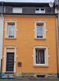 Maison mitoyenne en vente à Esch/Alzette, située dans une petite rue à 5 minutes a pied du centre ville, des écoles, de la piscine municipal, à 10 minutes à pied de l'hôpital de ville. 

Cette maison rénovée en 2013, se compose comme suit: 

-  Rdch: grand salon, salle à manger, wc séparé, cuisine équipée avec accès sur la terrasse et une cour intérieur.

- Etage: deux chambres à coucher, une salle de bain, une véranda.
- Mansarde: deux chambres à coucher, une salle de douche.

- Sous-sol: cave, chaufferie, buanderie. 

- CPE en cours de réalisation. 
- nouvelle chaudière (2022), double vitrage. 

Pour toute demande de visite ou informations complémentaires, n'hésitez pas à nous contacter au 265341 ou directement notre agent Mme VEIGAS au 621 505 621 ou par mail: cristina.veigas@cl-immo.lu

Les frais d'agence sont compris dans le prix de vente et à charge du vendeur.