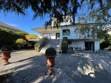 Opportunité rare à Thionville, magnifique maison rénovée de 350m2 habitables.. Cette magnifique maison familiale édifiée sur un terrain clos de 9 ares saura vous séduire par son salon à double exposition, sa grande cuisine contemporaine et sa terrasse dominant  un beau jardin; avec en plus un studio indépendant actuellement loué en Airbnb.
L'ensemble se présente comme suit :
En rez-de-chaussée: Un large hall d'entrée avec vestiaire ouvrant sur un très bel espace à vivre comprenant une grande cuisine contemporaine avec îlot central et  espace salle à manger avec accès terrasse et jardin.
Double séjour ouvrant sur deux terrasses, une chambre parentale comprenant un grand dressing, une salle de bain et un espace bureau.  
À l'étage : quatre chambres dont deux avec salle de douche individuelle, bureau, dressing et deux chambres avec salle de douche partagée.
En rez-de-jardin : une grande pièce salle de jeux ouvrant sur le jardin, une buanderie, une cave à vins, et chaufferie moderne.
Enfin pour compléter l'ensemble: un studio avec entrée indépendante pour invités ou location, complètement aménagé d'une grande chambre, une cuisine, une salle de bains et sa propre terrasse. 

 Garage fermé pour deux voitures
Jardin parfait pour les beaux jours.
Quartier calme et proche du centre ville.

Les informations sur les risques auxquels ce bien est exposé sont disponibles sur le site Géorisques : www.georisques.gouv.fr » 
Contacts :
- K. Moriceau : 06 75 66 99 25
- K. Karas : 06 08 31 19 87