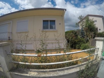 MAISON JUMELEE ELEVEE SUR SOUS SOL ET GARAGE COMPRENANT DE PLAIN PIED SALON/SEJOUR, CUISINE SEPAREE, 2 CHAMBRES, SALLE D'EAU, WC SEPARE. GRENIER AMENAGEABLE. PARCELLE DE 3 ARES 32 CENTIARES. TRAVAUX A PREVOIR. 