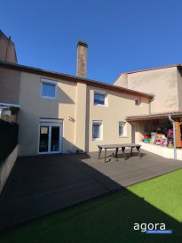 Maison de village. Découvrez votre havre de paix : Une charmante maison mitoyenne à deux côtés. Imaginez-vous dans une maison mitoyenne à deux côtés, baignée de lumière naturelle, où chaque pièce raconte une histoire et où chaque coin invite à la détente et à la convivialité. Cette magnifique maison de 113 m², partiellement meublée, est prête à accueillir votre famille et à devenir le théâtre de vos souvenirs les plus précieux. Avec ses 4 pièces, dont 3 chambres spacieuses, cette maison offre un espace de vie confortable et fonctionnel. La salle de bains, bien que nécessitant un rafraîchissement, est prête à être transformée selon vos goûts et vos envies. La cuisine nue attend vos idées pour devenir le coeur culinaire de votre foyer. Le jardin de 51 m² est un véritable écrin de verdure, idéal pour les journées ensoleillées et les soirées étoilées. Imaginez-vous en train de profiter de votre espace vert, entouré de fleurs et de plantes, en écoutant le chant des oiseaux. Ce jardin est le lieu parfait pour organiser des barbecues entre amis ou pour simplement se détendre après une longue journée. La cave, pratique et spacieuse, vous offrira un espace supplémentaire pour ranger vos affaires et vos souvenirs. L'assainissement, conforme aux normes, vous garantit une tranquillité d'esprit totale. Située dans un quartier paisible et bien desservi, cette maison est à proximité de plusieurs commodités. À seulement 10 minutes à pied, vous trouverez une maternelle, une école élémentaire, une alimentation générale et un restaurant. Pour vos déplacements, un bus est accessible en 10 minutes à pied, et un tramway en 10 minutes en voiture. Plusieurs parcs et jardins sont également à votre disposition en 10 minutes en voiture. Un médecin généraliste est également accessible en 5 minutes à pied. Ne manquez pas cette opportunité unique de faire de cette maison mitoyenne votre nouveau nid douillet. Contactez-nous dès aujourd'hui pour organiser une visite et laissez-vous séduire par le charme et le potentiel de cette propriété.

Honoraires à la charge du vendeur.  Classe énergie D, Classe climat D Montant estimé des dépenses annuelles d'énergie pour un usage standard : entre 2180.00 € et 2980.00 € sur les années 2021, 2022 et 2023 (abonnements compris). Les informations sur les risques auxquels ce bien est exposé sont disponibles sur le site Géorisques : georisques.gouv.fr.