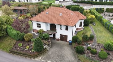 ZERF-zwischen Trier und Saarburg (25 Minuten bis zur Grenze Luxemburg)
Großzügiges Haus in Zerf barrierefrei mit Aufzug, Gartenidylle & vielen Nutzungsmöglichkeiten
Willkommen in diesem außergewöhnlichen Zuhause mit rund 226 m² Wohnfläche auf einem beeindruckenden Grundstück von 3.348 m².
Hier verbinden sich Weite, Komfort und Flexibilität  perfekt für Familien, Generationenwohnen oder Arbeiten und Wohnen unter einem Dach.
Das Herzstück des Hauses bildet das lichtdurchflutete Wohnzimmer mit gemütlichem Kachelofen und Blick in den weitläufigen, liebevoll angelegten Garten. Die Wohnküche überzeugt mit ihrem besonderen Charme inklusive Holzofen zum kochen, der an kalten Tagen für behagliche Wärme sorgt.
Mit 2-4 Schlafzimmern, 2 Bädern sowie der Möglichkeit einer Einliegerwohnung, eines Büros oder Gewerbebereichs bietet das Haus vielfältige Nutzungskonzepte.
Dank barrierefreier Bauweise und Aufzug ist es sowohl kinder, behinderten als auch rollstuhlgerecht gestaltet , ein Zuhause, das sich an jede Lebensphase anpasst.
Der große Garten ist ein Paradies für Naturliebhaber: mit gepflegten Wegen, sonnigen Rückzugsorten und Platz für Hobby, Familie oder Tiere.
Ein Haus mit Seele, Raum und Möglichkeiten  in ruhiger Lage, ideal für alle, die Freiheit, Natur und Komfort verbinden möchten.