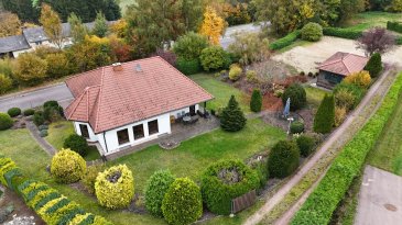 ZERF-zwischen Trier und Saarburg (25 Minuten bis zur Grenze Luxemburg)
Großzügiges Haus in Zerf barrierefrei mit Aufzug, Gartenidylle & vielen Nutzungsmöglichkeiten
Willkommen in diesem außergewöhnlichen Zuhause mit rund 226 m² Wohnfläche auf einem beeindruckenden Grundstück von 3.348 m².
Hier verbinden sich Weite, Komfort und Flexibilität  perfekt für Familien, Generationenwohnen oder Arbeiten und Wohnen unter einem Dach.
Das Herzstück des Hauses bildet das lichtdurchflutete Wohnzimmer mit gemütlichem Kachelofen und Blick in den weitläufigen, liebevoll angelegten Garten. Die Wohnküche überzeugt mit ihrem besonderen Charme inklusive Holzofen zum kochen, der an kalten Tagen für behagliche Wärme sorgt.
Mit 2-4 Schlafzimmern, 2 Bädern sowie der Möglichkeit einer Einliegerwohnung, eines Büros oder Gewerbebereichs bietet das Haus vielfältige Nutzungskonzepte.
Dank barrierefreier Bauweise und Aufzug ist es sowohl kinder, behinderten als auch rollstuhlgerecht gestaltet , ein Zuhause, das sich an jede Lebensphase anpasst.
Der große Garten ist ein Paradies für Naturliebhaber: mit gepflegten Wegen, sonnigen Rückzugsorten und Platz für Hobby, Familie oder Tiere.
Ein Haus mit Seele, Raum und Möglichkeiten  in ruhiger Lage, ideal für alle, die Freiheit, Natur und Komfort verbinden möchten.