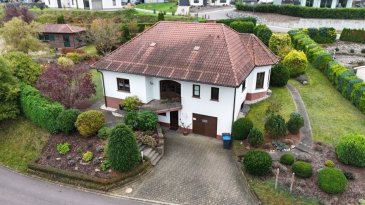 ZERF-zwischen Trier und Saarburg (25 Minuten bis zur Grenze Luxemburg)
Großzügiges Haus in Zerf barrierefrei mit Aufzug, Gartenidylle & vielen Nutzungsmöglichkeiten
Willkommen in diesem außergewöhnlichen Zuhause mit rund 226 m² Wohnfläche auf einem beeindruckenden Grundstück von 3.348 m².
Hier verbinden sich Weite, Komfort und Flexibilität  perfekt für Familien, Generationenwohnen oder Arbeiten und Wohnen unter einem Dach.
Das Herzstück des Hauses bildet das lichtdurchflutete Wohnzimmer mit gemütlichem Kachelofen und Blick in den weitläufigen, liebevoll angelegten Garten. Die Wohnküche überzeugt mit ihrem besonderen Charme inklusive Holzofen zum kochen, der an kalten Tagen für behagliche Wärme sorgt.
Mit 2-4 Schlafzimmern, 2 Bädern sowie der Möglichkeit einer Einliegerwohnung, eines Büros oder Gewerbebereichs bietet das Haus vielfältige Nutzungskonzepte.
Dank barrierefreier Bauweise und Aufzug ist es sowohl kinder, behinderten als auch rollstuhlgerecht gestaltet , ein Zuhause, das sich an jede Lebensphase anpasst.
Der große Garten ist ein Paradies für Naturliebhaber: mit gepflegten Wegen, sonnigen Rückzugsorten und Platz für Hobby, Familie oder Tiere.
Ein Haus mit Seele, Raum und Möglichkeiten  in ruhiger Lage, ideal für alle, die Freiheit, Natur und Komfort verbinden möchten.