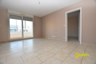 Proche Hyper centre appartement F2 avec parking..  Venez découvrir ce bel appartement f2 de 57m2 dans une résidence avec ascenceur comprenant : hall d'entrée, cuisine équipée ouverte sur salon/séjour en accès direct terrasse fermée, 1 chambre, salle d'eau récente, WC. Cave et une place de parking. Parfait état aucun travaux à prévoir !!!  
 Les informations sur les risques auxquels ce bien est exposé sont disponibles sur le site Géorisques : www.georisques.gouv.fr