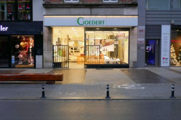 Loué!!<br><br>Belle surface commerciale très bien située au début de l\'Avenue de la Gare de Luxembourg-Ville<br><br>La surface est divisée sur 2 étages :<br><br>Rez-de-chausséee :  surface commerciale   (+- 90m2)<br>Vitrine (+-30 m2)<br><br>Cave - stockage  (+-80 m2)<br><br>Belle vitrine et pas de fonds de commerce à reprendre.<br><br>