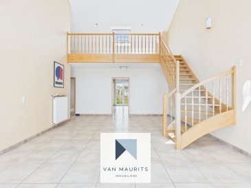Situé dans une zone résidentielle à Sandweiler, cet appartement/duplex spacieux et lumineux, offre une surface habitable d'environ 189 m². Il séduit par ses volumes généreux, sa configuration familiale et ses espaces extérieurs avec vue dégagée. L'appartement se présente comme suit :

Au troisième et dernier étage de la résidence (128 m²), un hall d'entrée dessert le séjour de près de 40 m² constituant un espace de vie confortable et lumineux, avec un accès direct à deux balcons/terrasses, une cuisine séparée, trois chambres, dont une avec dressing. Une salle de bain (avec double lavabo, baignoire, douche et coin buanderie) complète cet étage, ainsi qu'un WC séparé (avec lavabo).

Le second niveau de l'appartement/duplex (65 m²) accueille une quatrième chambre ou un bureau, une salle de douche (avec lavabo et douche), ainsi qu'une vaste salle de jeux de ± 30 m², idéale comme espace détente, bureau ou salle polyvalente. Un espace grenier vient compléter ce niveau ainsi que plusieurs placards intégrés.

Au sous-sol, une cave privative ainsi qu'un emplacement de parking intérieur sont inclus. En extérieur, un emplacement est aussi inclus.

Les nouveaux propriétaires bénéficieront d'un droit de priorité pour l'achat d'un garage fermé d'environ 30 m², situé dans la résidence et équipé de l'eau et de l'électricité, quand celui-ci sera mis en vente ultérieurement.

Équipements et finitions
- Fenêtres : double vitrage avec volets électriques programmables et caisson intégré isolant des bruits et du froid/chaleur/poussière venant de l'extérieur.
- Velux avec store occultant et store coupe chaleur.
- Chauffage au gaz (chaudière gaz 2019), radiateurs avec thermostat.
- Adoucisseur d'eau Aquabion (2019).
- Système de ventilation (VMC) dans chaque pièce.

Informations complémentaires :
- Configuration : 4 chambres, 1 salle de bain, 1 salle de douche.
- Stationnement : 1 emplacement intérieur et 1 emplacement extérieur.

Environnement et services :
À proximité des bus, centre médical, pharmacie, commerces (Leclerc, Aldi, Action, ?), Contrôle Technique, clubs et centres sportifs (Basic-Fit, ?), crèches, écoles, parcs de jeux, connexions autoroutières, pistes cyclables et de randonnées, restaurants et accès aéroport (avec navette directe).

Agent responsable : Alexandre Apolinario  
Tél. : +352 691 282 214  
E-mail : alexandre@vanmaurits.lu