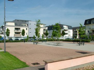 Découvrez cet appartement charmant à vendre à Audun-le-Tiche en France, proposé par Nemeth Immo. Cette propriété moderne offre une expérience de vie confortable et agréable dans une région paisible et bien desservie.

Détails de la propriété :
Nichée dans un immeuble de trois étages construit en 2005, cet appartement rénové dispose d'une surface habitable de 58 m² avec trois pièces, dont deux chambres lumineuses et une salle de bains fonctionnelle. Le bien inclut également un garage, parfait pour le stationnement en toute sécurité. Profitez d'une cuisine ouverte équipée, idéale pour préparer de délicieux repas. Un atout supplémentaire est le balcon de 4,5 m², orienté à l'est pour profiter du soleil de matinée. L'appartement est situé dans une copropriété gérée par le syndicat PERQUIN IMMOBILIER comportant 16 parcelles, et il est accessible grâce à un ascenseur, facilitant l'accès quotidien. Le chauffage au gaz assure un confort thermique, tandis que la connexion Internet en fibre optique garantit une bonne connectivité. Avec une classe énergétique C, cet appartement est à la fois économique et respectueux de l'environnement.

Équipements à proximité :
Situé dans le quartier dynamique d'Audun-le-Tiche, cet appartement vous offre un accès facile à de nombreuses commodités. Les écoles et institutions éducatives sont à proximité, garantissant un parcours éducatif de qualité. Explorez une variété de boutiques et de restaurants à quelques minutes de marche, offrant une expérience de shopping et de gastronomie diversifiée. Les parcs et espaces de loisirs proches permettent de profiter de moments de détente en plein air. Les services de santé sont facilement accessibles pour répondre à vos besoins médicaux, tandis que le réseau de transport efficace garantit une connexion rapide aux autres parties de la ville et au-delà.

Ne manquez pas cette opportunité exceptionnelle ! Pour planifier une visite, contactez-nous via le formulaire de contact ou par téléphone dès aujourd'hui.