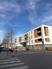 Belardimmo vous propose à la vente un appartement de 1 chambre à coucher, dans la résidence du Brill, à Mondorf-les-Bains en plein centre du village. La résidence est réservée au personnes âgées de plus de 55 ans et propose diverses prestations comme la livraison des repas ou un service de conciergerie.

L'appartement se compose:

- d'une hall d'entrée
- d'une cuisine séparée
- d'un séjour avec accès direct au balcon 
- d'une chambre à coucher
- d'une salle de douche avec WC
- d'un débarras avec emplacement pour machine à laver
 

Si ce bien vous intéresse veuillez nous contacter par téléphone au +352 26 54 31 48 ou par e-mail: contact@belardimmo.lu

 ---------- 
Belardimmo bietet Ihnen eine Wohnung mit einem Schlafzimmer zum Verkauf an. Die Wohnung befindet sich in der Residenz du Brill in Mondorf-les-Bains im Zentrum des Dorfes. Die Residenz ist für Senioren über 55 Jahre reserviert und bietet verschiedene Dienstleistungen wie Essenslieferungen oder einen Concierge-Service.

Die Wohnung besteht aus

- einer Eingangshalle
- einer separaten Küche
- einem Wohnzimmer mit direktem Zugang zum Balkon
- einem Schlafzimmer
- einem Duschbad mit WC
- einem Abstellraum mit Platz für die Waschmaschine
 

Wenn Sie an diesem Objekt interessiert sind, kontaktieren Sie uns bitte telefonisch unter +352 26 54 31 48 oder per E-Mail: contact@belardimmo.lu

 ---------- 
Belardimmo is offering for sale a 1-bedroom apartment in the Résidence du Brill in Mondorf-les-Bains, right in the center of the village. The residence is reserved for people over 55, and offers a range of services including meal delivery and a concierge service.

The apartment comprises:

- an entrance hall
- separate kitchen
- living room with direct access to balcony
- a bedroom
- shower room with WC
- a storeroom with space for a washing machine
 

If you are interested in this property, please contact us by telephone on +352 26 54 31 48 or by e-mail: contact@belardimmo.lu