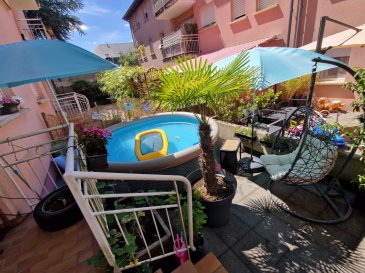Bel appartement de 2 chambres avec grande terrasse à Aspelt (Luxembourg)
Nous vous proposons ce bel appartement d’une superficie habitable de ± 92 m², situé au rez-de-chaussée d’une résidence calme et bien entretenue à Aspelt.
L’appartement se compose comme suit :
 • Un spacieux séjour avec salle à manger ouvert sur une cuisine équipée ,
 • Deux chambres à coucher lumineuses,
 • Une grande terrasse privée idéale pour profiter des beaux jours,
 • Une salle de bains avec fenêtre,
 • Un WC séparé pour les invités,
 • Un local de rangement pratique,
 • Un emplacement de parking en garage ainsi qu’un emplacement extérieur,
 • Une cave privative et une buanderie commune complètent ce bien.
Cette propriété est idéale pour une famille ou un couple souhaitant vivre dans un environnement paisible tout en restant proche des commodités.
N’hésitez pas à nous contacter pour organiser une visite.
