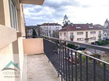 F6 + GARAGE.  METZ SABLON : A 5 MINUTES A PIED DU MUZE - 10 MINUTES DE LA GARE - AVENUE ANDRE MALRAUX. Grand appartement familiale F6 de 101m2, situé au deuxième étage sans assensceur, il se compose d\'une entrée, d\'un salon séjour avec balcon, d\'une cuisine avec coin repas et accés à un deuxième balcon, 3 chambres, un bureau, une salle de bains et un wc séparé. Une cave et un grand garage individuel complète ce bien.<br> PRIX : 229 000 EUR<br> AGENCE VENNER IMMOBILIER 03 87 63 60 09<br> ACHAT // VENTE // LOCATION // GESTION  