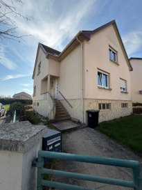 YUTZ: Maison de 170 m² à louer située dans une rue calme:
Elle comprend:
- au rdc: une entrée, un salon-séjour accès jardin, une cuisine équipée, 2 grandes chambres, une Salle d'eau avec un Wc
- A l'étage: 2 grandes chambres dont une avec débarras, une salle de bains, une petite pièce avec un débarras, pouvant servir également de chambre ou de bureau, une petite pièce

Sous-sol complet, un jardin, garage

Charges: ordures ménagères, entretien chaudière

Disponible juin 2026

Chauffage au gaz

Honoraires: 1 100 € dont état des lieux 350€
Loyer: 1 095€
Charges: 40 € (entretien chaudière, ordures ménagères)
Dépôt de garantie: 1 095€

Estimation des coûts annuels : entre 2 490 € et 3 410 € par an
Prix moyens des énergies indexés en 2021-2022-2023

Date de réalisation du DPE : 19/03/2026
DPE: D 189 kWh ep/m².an et GES: D : 41 kg éqco2/m².an

Les informations sur les risques auxquels ce bien est exposé sont disponibles sur le site Géorisques : www.georisques.gouv.fr

Renseignements 07 61 27 50 82 / 06 19 98 21 23