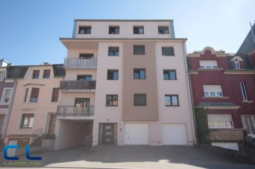 Très bel appartement de 90 m², très bien agencé et avec une terrasse orienté coté sud.
Situé au premier étage d'une petite résidence de 1992 entièrement rénové
(toiture, façade, chauffage, triple vitrage) ainsi que tout l'intérieur de l'appartement.

Il se compose d'un grand hall d'entrée, d'une cuisine équipée individuelle avec accès sur la terrasse,de deux chambres à coucher, d'une salle de douche, d'un wc séparé, d'un débarras et d'un grand living donnant accès direct sur la terrasse.

Tout l'appartement est situé du coté arrière de la résidence, permettant ainsi de jouir de la tranquillité et d'une meilleur exposition solaire. 

Font également partie de cet appartement, une cave privative et un garage fermé.

Situé a l'extérieur du centre ville, mais proche de petits commerces, de l'arrêt de bus, des écoles ainsi que de bons axes routiers.

Ref agence :DCVS88_1
