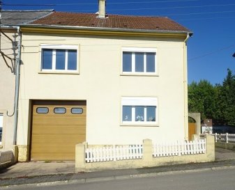 HAUTE-KONTZ

À proximité du LUXEMBOURG (Schengen) et de l'ALLEMAGNE (Perl)

Au calme avec une très jolie vue sur la Moselle.

Maison F5 d'env 129 m2 hab, le tout sur un terrain de 8,6 ares, comprenant:

Au Rdc: 
Une entrée, un séjour, une cuisine avec accès à une terrasse, un wc, une salle de bains (baignoire et douche), un cagibi.

A l'étage:
Un palier, 4 chambres ( 11 , 16, 18 et 18,5 m2), une salle de bains (baignoire et wc)

Comble aménageable.

Un sous-sol complet:
Chaufferie ,caves et buanderie avec accès au jardin.

Un garage pour 1 vl
Terrasse 
Jardin

DV PVC
Chauffage fioul
place de stationnement sur la propriété.

A VOIR RAPIDEMENT