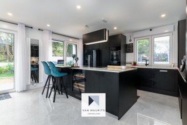 Situé au calme, sur les hauteurs de Schuttrange (12, rue des Prunelles) cette maison libre de quatre côtés de ± 412 m² dont ± 290 m² habitables a été construite en 1993 sur un beau terrain plat de 7.40 ares. En 2020, elle a été entièrement rénovée. Elle bénéficie de la proximité de toutes commodités et d'un accès aisé vers la ville.
.Elle se compose comme suit :

Au rez-de-chaussée : d'une entrée de ± 9 m² avec armoire encastrée ; d'un séjour de ± 29 m² ouvert d'un côté sur une salle à manger et une cuisine de ± 47 m² avec ses baies vitrées donnant sur une terrasse plein sud-ouest de ± 40 m² (avec un jacuzzi) et le jardin sans vis à vis ; et de l'autre côté sur un bar de ± 12 m²; d'une chambre/bureau de ± 11m² ; et d'une salle de douche de ± 4 m² (douche et wc).

Au 1er étage : d'un palier donnant accès à la suite parentale de ± 23 m² avec sa salle de bain de ± 10 m² (double vasque, douche, baignoire spa et wc) et son dressing; à 3 chambres de ± 17, 17 et 19 m² ; et à deux salles de douche de ± 3 et de 5 m².

Au grenier : d'un espace de détente de ± 80 m² au sol.

Au sous-sol : d'un garage de 2 places côte à côte de ± 35 m² ; d'une cave/salle de TV de ± 16 m², d'une chaufferie et d'une buanderie, ainsi que d'une spacieuse salle de loisir (billard, gym, jeux?) de ± 40 m² avec une hauteur de 3 m.

Détails complémentaires :

Rénovation complète de qualité en 2020;
Fenêtres triple vitrage en PVC, volets électriques;
Belle vue dégagée;
Orientation sud;
Libre de quatre côtés;
Maison très spacieuse ? famille, profession libérale, loisirs;
Communication facile avec le centre de Luxembourg.

Agent responsable : Katia Gravière au 661 33 29 82 ou katia@vanmaurits.lu