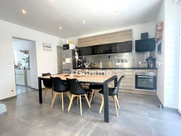 3 GIMMO LAMBERMONT VOUS PROPOSE CETTE CHARMANTE MAISON JUMELEE RENOVEE DE 82 M² ENVIRON, 2 CHAMBRES (3 POSSIBLE), TERRAIN TRES AGREABLE SANS VIS-A-VIS ET GARAGE :

en rez-de-chaussée : belle entrée sur cuisine / salle à manger (20,5 m²) avec accès direct à la terrasse, salon avec son petit bar intégré, aussi joli que pratique (21 m²). Premier WC séparé. 

A l'étage, via un bel escalier bois : dégagement, second WC avec espace rangement / buanderie, première chambre de 9,6 m², la seconde (qui pourra être scindée si besoin, l'installation de chauffage et d'électricité le permettent) de 24 m² au sol. Enfin, la belle salle d'eau.

En sous-sol : cave / chaufferie de 18 m².

La maison a été complètement rénovée depuis 2018 : l'intérieur bien entendu, tous les équipements, l'installation électrique, la toiture complète et son isolation (multi couche et 40 cm de laine de verre) en 2023, ravalement complet de la façade il y a quelques mois ! Fermetures double vitrage. Maison en pierres. Chauffage central gaz, assainissement aux normes. Fibre optique, prises RJ 45 dans les chambres.

Les extérieurs : à l'arrière : terrasse pavée de 40 m², pelouse, abri de jardin. Vue dégagée à l'arrière et vis-à-vis supprimé sur les côtés grâce aux brises vues. Ensemble clos. Garage de 18 m² avec point d'eau et électricité, ainsi qu'une cour qui pourra accueillir plusieurs voitures.

Maison lumineuse, sans aucun travaux, dans la petite commune de Cutry (à 5 minutes de Lexy et de Longwy), prisée sur le secteur frontalier. Supérette / traiteur sur place, école primaire, pharmacie et maison de santé dans la commune voisine de Heumont : tout se trouve à proximité directe.

Pour tout complément et visite : François au 06 23 51 05 74 

François LAMBERMONT E.I. inscrit au RSAC de BRIEY 791 005 580

Selon l'article L.561.5 du Code Monétaire et Financier, pour l'organisation de la visite, la présentation d'une pièce d'identité vous sera demandée.

Les informations sur les risques auxquels ce bien est exposé sont disponibles sur le site Géorisques : www.georisques.gouv.fr

* Prix net, hors frais notariés, d'enregistrement et de publicité foncière. Document non contractuel.