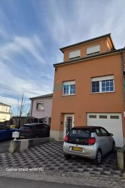 BELARDIMMO vous propose à la vente une maison jumelée partiellement à rénover au centre du village d'Altwies.

La maison disposé sur 3 niveaux, se compose ainsi:

RDC:

-Hall d'entrée
-bureau (pouvant servir de chambre supplémentaire)
-garage/ chaufferie
-sauna et buanderie
-terrasse et jardin de 200m²

1er Etage:

-palier
-cuisine séparée
-salle à manger
-salon
-salle de bains avec WC
-terrasse surélevée avec accès jardin

2eme Etage:

-3 chambres à coucher
-couloir avec accès direct au grenier.

Plusieurs travaux de rénovation ont été fait au cours des dernières années:

-2017 chaudière
-2006 fenêtres/ porte d'entrée/ porte de garage
-façade et toiture

Si ce bien vous intéresse veuillez nous contacter par e-mail: contact@belardimmo.lu ou par téléphone Mons. Belardi au +352 621 367 853.

 ---------- 
BELARDIMMO bietet Ihnen eine teilweise renovierungsbedürftige Doppelhaushälfte im Zentrum des Dorfes Altwies zum Verkauf an.

Das Haus ist auf drei Ebenen angeordnet und setzt sich wie folgt zusammen:

ERDGESCHOSS:

-Eingangshalle
-Büro (kann als zusätzliches Schlafzimmer dienen)
-Garage/ Heizungsraum
-Sauna und Waschküche
-Terrasse und Garten von 200m²

1. Stock:

-Palier
-separate Küche
-Esszimmer
-Wohnzimmer
-Badezimmer mit WC
-erhöhte Terrasse mit Zugang zum Garten

2. Stock:

-3 Schlafzimmer.
-Flur mit direktem Zugang zum Dachboden.

Mehrere Renovierungsarbeiten wurden in den letzten Jahren durchgeführt:

-2017 Heizkessel
-2006 Fenster/ Haustür/ Garagentor
-Fassade und Dach

Wenn Sie an diesem Objekt interessiert sind, kontaktieren Sie uns bitte per E-Mail: contact@belardimmo.lu oder telefonisch Mons. Belardi unter +352 621 367 853.

 ---------- 
BELARDIMMO offers for sale a semi-detached house for partial renovation in the center of the village of Altwies.

The house is arranged over 3 levels, and is composed as follows:

GROUND FLOOR:

-Entrance hall
-office (can be used as additional bedroom)
-garage/boiler room
-sauna and laundry room
-200m² terrace and garden

1st floor:

-landing
-separate kitchen
-dining room
-living room
-bathroom with WC
-raised terrace with garden access

2nd floor:

-3 bedrooms
-hallway with direct access to attic.

Several renovations have been carried out in recent years:

-2017 boiler
-2006 windows/ front door/ garage door
-facade and roof

If you are interested in this property, please contact us by e-mail: contact@belardimmo.lu or by phone Mons. Belardi on +352 621 367 853.