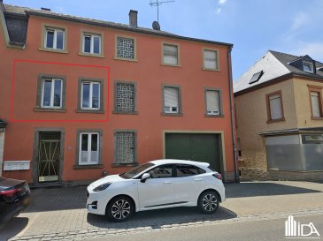 L'Immobilière de l'Attert vous propose en location cet agréable appartement idéalement situé dans la Grand-rue à Redange-sur-Attert.

L'appartement d'une surface habitable de +/- 109 m² situé au 1er étage (sans ascenseur) se compose de:

- spacieux hall d'entrée
- cuisine équipée séparée avec connexion lave-linge
- beau séjour / salle à manger
- 2 chambres à coucher dont 1 avec petit balcon
- salle de bain avec double lavabos et wc.

L'appartement n'a pas de cave ni d'emplacement de parking.

Grand parking public à +/- 200 m

L'appartement est disponible à partir du 1er octobre 2026.

Loyer : 1 200€
Charges : 350€
Caution : 2 mois de loyer
Frais d'agence : 1 mois de loyer + TVA (partagé 50/50 entre locataire et bailleur)

Ce bien vous intéresse ! Merci de remplir le 