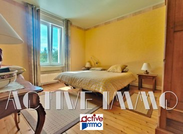 Maison Hayange Bellevue 123 m2. EN EXCLUSIVITÉ ! CITE BELLEVUE !

Sur la commune d'Hayange, idéalement placée au sein du quartier Bellevue, devenez propriétaire de cette charmante maison soignée et très bien entretenue, mitoyenne d'un côté de plus de 123 m² édifiée sur un terrain de 4,38 ares.

Au rez de chaussé surélevé, vous disposez de 2 pièces de vie de 17 m² chacune, avec la possibilité de les réunir pour créer un pièce de vie ouverte de plus de 34 m², communiquant sur la cuisine indépendante, entièrement rénovée, donnant un double accès à la véranda de 2016, offrant ainsi 19 m² supplémentaires, parfaits pour profiter des extérieurs tout au long de l'année.
La véranda dispose d'une entrée sécurisée par l'extérieur (sur le côté de la maison), et donne accès au jardin joliment arboré avec son cabanon, ainsi qu'à la terrasse.
Pour votre confort vous trouverez également  un wc au rdc et un accès à la cave (accessible également par les extérieurs) qui propose un espace buanderie et un espace de stockage/garde manger.

A l'étage, vous découvrirez 2 spacieuses chambres et 1 pièce aménagée en dressing (pouvant faire office de coin bureau), ainsi qu'une salle d'eau avec wc et cabine de douche. 
Au 2éme étage, les combles ont été aménagés en bureau avec espace de stockage et de création. Ils pourraient aisément devenir une ou deux chambres supplémentaires, selon vos besoins et envies.

Vous bénéficiez d'une facilité de stationnement sur le côté de la maison grâce à une allée privative goudronnée permettant de garer 2 véhicules en enfilade. En complètement, il est possible d'acquérir en sus un garage à toute proximité de la maison si besoin.

DV PVC / VOLETS roulant + battant / CHAUDIÈRE GAZ Condensation 2024 / FAÇADE refaite avec revêtement anti-pluie /  Toiture Tuiles entretenue / Tout à l'égout / FIBRE Optique

DPE réalisé le 09/09/2025 : logement classé D pour 186kwh/m²/an ainsi que D pour les émissions de gaz à effet de serre pour 40 kg co²/m²/an.
Montant estimé des dépenses annuelles d'énergie pour un usage standard : entre 2 050€ et 2 810€ par an. Prix moyens des énergies indexés sur l'année 2021, 2022, 2023 (abonnements compris)
Les informations sur les risques auxquels ce bien est exposé sont disponibles sur le site Géorisques : www.georisques.gouv.fr ».

A VISITER SANS TARDER ! 
Frais d'agence à charge vendeur
Votre conseiller Immobilier : Marie PETITFRERE : 06 95 67 68 76