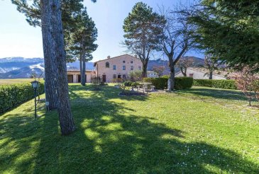 À vendre – Villa historique du XVIIáµ‰ siècle avec église privée et parc classé en Italie

CAPITIS Sàrl vous présente à la vente cette somptueuse villa historique, entièrement rénovée, située au cœur des Marches, au pied des monts Sibillini. Ancienne propriété d’une famille noble et datant du XVIIáµ‰ siècle, elle allie prestige, intimité totale et vue spectaculaire sur les paysages environnants.

Agencement :

- Rez-de-jardin : cave à vin aménagée pour des dégustations conviviales

- Rez-de-chaussée : cuisine équipée, vaste séjour, 2 chambres, 2 salles de bain, buanderie, garage et oratoire privé

- Étage : grand salon, cuisine familiale, 3 chambres avec salles de bain privatives, véranda couverte et terrasse panoramique

Rénovée avec des matériaux nobles – pierre rose locale, bois massif, céramique – cette propriété dispose d’une structure antisismique, du chauffage au sol, de la climatisation, d’un ascenseur et de portes blindées.

Extérieurs :
Un parc arboré classé, clos par un mur en pierre et une grille en fer forgé, abrite des arbres centenaires et offre un cadre unique.

Située à Cagli, charmant bourg médiéval sur l’ancienne Via Flaminia, cette demeure rare conjugue charme historique, confort moderne et patrimoine d’exception.

Pour plus de renseignements ou organiser une visite, contactez-nous au +352 27 40 30 30 ou par email à info@capitis.lu
