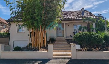 Belardimmo vous propose en exclusivité à vendre une très belle maison plain pied et libre des 4 côtés,  se situe dans un quartier calme à Elzange ( Commune de Kœnigsmacker); la maison date de l'an 2000, elle a une surface totale d'environ 200m² et un terrain de 6 ares 20 ca.
L'état de la maison est impeccable !

La maison entourée d'en magnifique jardin botanique, se compose composée comme suit:

RDC

- Hall d'entrée
- Salon/Séjour avec accès extérieur sur la terrasse et le magnifique jardin
- cuisine équipée fermée (possibilité de l'ouvrir)
- Une salle de bain ave douche et baignoire
- Un WC séparé
- 3 chambres à coucher

Sous-Sol:

- une chambre
- Une buanderie
- Une chaufferie
- Une cave à vin
- Un débarras
- Garage pour 2 voitures

Pour plus de renseignements, veuillez vous adresser à Monsieur Belardi au +352 621367853