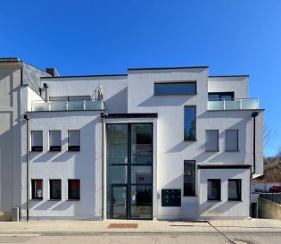 Dalpa SA vous propose en vente, un magnifique Duplex de 2 chambres à coucher sur environ +/- 90 m² habitables et 22 m² de terrasse et 20 m² de jardin au RDCH, situé à Esch-sur-Alzette.

Année de construction : 2020

Disponibilité : 1er juin 2025

L'objet se situe au : 19, rue Burgronn, L-4039

Dans une résidence composée de 7 lots se situe dans un quartier résidentiel prestigieux et surtout calme, idéal pour le bienêtre des jeunes familles garantissant une qualité de vie considérable.

Rdch:
- hall d'entrée
- séjour et cuisine
- une salle de bain
- accès terrasse

1er étage:
- deux chambres à coucher
- une salle de bain

Au sous-sol:
- deux (2) emplacements de parking
- une (1) cave

Nous sommes à votre entière disposition pour tous renseignements complémentaires ou visites des lieux. Veuillez nous contacter sous le numéro + 352 621 774 001 ou par mail sur info@dalpa.lu.

Si vous souhaitez vendre ou louer votre bien, nous mettons à votre disposition notre professionnalisme, savoir-faire ainsi que notre qualité de service. Nous vous proposons des estimations rapides, gratuites et réalistes.