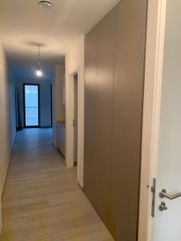 Appartement neuf 1 chambre à louer dans le quartier d'Hollerich au sein du tres beau complexe Soho avec toutes ses commodités. Situé au 4ème étage, il est équipé de placard dans l'entrée ainsi que dans la chambre en plus d'une cuisine.
Une loggia de 13m2 est accessible depuis le living par deux grande baies vitrées.
Une cave et un emplacement de parking intérieur sont inclus dans le loyer

Pour tous renseignements : david@lnimmo.lu ou 661 52 25 37
