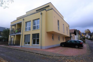 
Der Luftkurort Bollendorf hat ca. 1.800 Einwohner und befindet sich in der Verbandsgemeinde Südeifel im grünem und ruhigem Sauertal, direkt an der Grenze zu Luxemburg, 7 km von Echternach.Bollendorf hat alle benötigen Freizeit- und Einkaufsmöglichkeiten wie Restaurants, Hotels, Ärzte, Apotheke, Grundschule u.a.

Die Wohnung befindet sich im Erdgeschoss in einem kleinen, zwei Jahre altem Gebäude direkt neben der Sauer.

Die Wochnung hat eine Totalfläche von 73 m², mit einem Wohzimmer/Küche von 35 m², Schlafzimmer 16 m², Badezimmer mit Dusche und Gäste-WC.

Türsprechanlage, elektrische Rolladen, ein Waschraum, ein Kellerraum und ein Außenparkplatz gehören zur Wohnung.

Allegemeines:

- 300 Meter von der Brücke nach Luxembourg entfernt, 7 km von Echternach
- Sehr ruhige Lage, 150 zur Sauer
- Südlage
- Die Wohnung ist wie neue
- Nebenkosten c. 150 €'s
- Energieklasse A+/A
- Für den Käufer provisionsfrei
