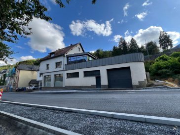 Vente  - Local commercial  à Clervaux    prix :  1 350 000 €  Propriété polyvalente avec appartement séparé et surface commerciale
Située dans un environnement agréable, cette propriété unique combine espaces résidentiels et surface commerciale au rez-de-chaussée. Elle offre de multiples possibilités : habitation, activité professionnelle ou projet d'investissement avec la possibilité d'agrandissement jusqu'à 6 appartements ( cadastre vertical à faire).
-RDC
-Partie résidentielle :
Garage pour 3 voitures
Chaufferie Sieger avec boiler Smart
Réserve de bois pour les poêles
Petit débarras
Partie commerciale (entrée indépendante) :
Atelier avec coin studio
Garage mécanique entièrement équipé :
climatisation, fosse pour récupération d'huile
tableau électrique, compteur d'eau
outillage complet : main (clés, tournevis, pinces), levage (cric, chandelles, pont élévateur), pneumatique (compresseur, clé à chocs)
mobilier d'atelier (tables, servantes), équipements de sécurité
outils spécialisés
Cave avec réservoir mazout et salle de douche
Débarras supplémentaire
- 1er étage : Appartement séparé
Hall d'entrée
Salle de douche
Cuisine équipée ouverte sur living & salle à manger avec poêle danois
-2 chambres à coucher
-2ème étage : Habitation principale & studio
- Studio indépendant :
Salon avec cuisine et coin chambre
Salle de douche
- Habitation principale (2ieme etage et combles):
Hall d'entree
-Salle de douche complète avec WC
-Buanderie avec douche et lavabo
-Débarras
-Grand living avec salle à manger et poêle
-Véranda lumineuse
-Cuisine équipée avec accès direct à une spacieuse terrasse plein sud
-3 chambres à coucher
-Salle de douche (travaux à finaliser)
-Accès au grenier
- Côté gauche de l'immeuble : deux pièces supplémentaires avec potentiel d'aménagement en petit appartement
- Aspects techniques
-Chauffage au mazout
-Fenêtres triple vitrage
-Dalles en béton
-Possibilité de construire une maison supplémentaire
- Points forts
-Surface commerciale indépendante au rez-de-chaussée
-Appartement séparé idéal pour location ou famille
-Habitation principale spacieuse avec terrasse & véranda
-Studio indépendant et potentiel d'extension (jusqu'à 6 appartements)
Opportunité rare de combiner habitation, activité professionnelle et investissement
- Ce bien représente une opportunité unique pour les investisseurs, artisans ou familles recherchant un ensemble immobilier polyvalent, évolutif et idéalement situé.