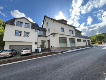 Voici la description traduite en français :

Propriété polyvalente avec appartement séparé et surface commerciale
Située dans un environnement agréable, cette propriété unique combine espaces résidentiels et surface commerciale au rez-de-chaussée. Elle offre de multiples possibilités : habitation, activité professionnelle ou projet d'investissement avec la possibilité d'agrandissement jusqu'à 6 appartements.
-RDC
-Partie résidentielle :
Garage pour 3 voitures
Chaufferie Sieger avec boiler Smart
Réserve de bois pour les poêles
Petit débarras
Partie commerciale (entrée indépendante) :
Atelier avec coin studio
Garage mécanique entièrement équipé :
climatisation, fosse pour récupération d'huile
tableau électrique, compteur d'eau
outillage complet : main (clés, tournevis, pinces), levage (cric, chandelles, pont élévateur), pneumatique (compresseur, clé à chocs)
mobilier d'atelier (tables, servantes), équipements de sécurité
outils spécialisés
Cave avec réservoir mazout et salle de douche
Débarras supplémentaire
- 1er étage : Appartement séparé
Hall d'entrée
Salle de douche
Cuisine équipée ouverte sur living & salle à manger avec poêle danois
2 chambres à coucher
-2ème étage : Habitation principale & studio
- Studio indépendant :
Salon avec cuisine et coin chambre
Salle de douche

- Habitation principale (2ieme etage et combles):
Hall d'entree
Salle de douche complète avec WC
Buanderie avec douche et lavabo
Débarras
Grand living avec salle à manger et poêle
Véranda lumineuse
Cuisine équipée avec accès direct à une spacieuse terrasse plein sud
3 chambres à coucher
Salle de douche (travaux à finaliser)
Accès au grenier
- Côté gauche de l'immeuble : deux pièces supplémentaires avec potentiel d'aménagement en petit appartement
- Aspects techniques
Chauffage au mazout
Fenêtres triple vitrage
Dalles en béton
Possibilité de construire une maison supplémentaire
- Points forts
Surface commerciale indépendante au rez-de-chaussée
Appartement séparé idéal pour location ou famille
Habitation principale spacieuse avec terrasse & véranda
Studio indépendant et potentiel d'extension (jusqu'à 6 appartements)
Opportunité rare de combiner habitation, activité professionnelle et investissement
- Ce bien représente une opportunité unique pour les investisseurs, artisans ou familles recherchant un ensemble immobilier polyvalent, évolutif et idéalement situé.