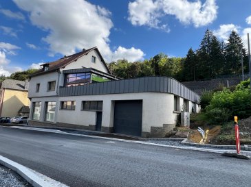 Propriété polyvalente avec appartement séparé et surface commerciale
Située dans un environnement agréable, cette propriété unique combine espaces résidentiels et surface commerciale au rez-de-chaussée. Elle offre de multiples possibilités : habitation, activité professionnelle ou projet d'investissement avec la possibilité d'agrandissement jusqu'à 6 appartements ( cadastre vertical à faire).
-RDC
-Partie résidentielle :
Garage pour 3 voitures
Chaufferie Sieger avec boiler Smart
Réserve de bois pour les poêles
Petit débarras
Partie commerciale (entrée indépendante) :
Atelier avec coin studio
Garage mécanique entièrement équipé :
climatisation, fosse pour récupération d'huile
tableau électrique, compteur d'eau
outillage complet : main (clés, tournevis, pinces), levage (cric, chandelles, pont élévateur), pneumatique (compresseur, clé à chocs)
mobilier d'atelier (tables, servantes), équipements de sécurité
outils spécialisés
Cave avec réservoir mazout et salle de douche
Débarras supplémentaire
- 1er étage : Appartement séparé
Hall d'entrée
Salle de douche
Cuisine équipée ouverte sur living & salle à manger avec poêle danois
-2 chambres à coucher
-2ème étage : Habitation principale & studio
- Studio indépendant :
Salon avec cuisine et coin chambre
Salle de douche

- Habitation principale (2ieme etage et combles):
Hall d'entree
-Salle de douche complète avec WC
-Buanderie avec douche et lavabo
-Débarras
-Grand living avec salle à manger et poêle
-Véranda lumineuse
-Cuisine équipée avec accès direct à une spacieuse terrasse plein sud
-3 chambres à coucher
-Salle de douche (travaux à finaliser)
-Accès au grenier
- Côté gauche de l'immeuble : deux pièces supplémentaires avec potentiel d'aménagement en petit appartement
- Aspects techniques
-Chauffage au mazout
-Fenêtres triple vitrage
-Dalles en béton
-Possibilité de construire une maison supplémentaire
- Points forts
-Surface commerciale indépendante au rez-de-chaussée
-Appartement séparé idéal pour location ou famille
-Habitation principale spacieuse avec terrasse & véranda
-Studio indépendant et potentiel d'extension (jusqu'à 6 appartements)
Opportunité rare de combiner habitation, activité professionnelle et investissement
- Ce bien représente une opportunité unique pour les investisseurs, artisans ou familles recherchant un ensemble immobilier polyvalent, évolutif et idéalement situé.