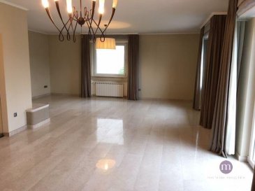 Belle maison unifamiliale libre des 4 côtés d'une surface totale de  /-400 m2 dont une surface habitable de  /- 250 m2 comprenant: 
rez-de-chaussée: living avec feu ouvert donnant sur terrasse et jardin, cuisine équipée, 3 chambres à coucher dont une parentale avec salle de douche (double lavabo, WC, douche et fenêtre), salle de bains (douche, baignoire, lavabo, WC et fenêtre), WC séparé, spacieux hall d'entrée, débarras
1er étage: grand grenier
sous-sol: 1 bureau, 1 hobby-room, 1 salle de douche, cave, chaufferie, buanderie avec sortie jardin, grand garage pour 3 voitures avec placards.

Revêtement du sol: parquet, pierre de Borgogne, carrelage.
Disponible: 15.01.2021

Maison sise dans un quartier résidentiel à Frisange, proche de tout commerce, bonne connexion bus et accès rapide vers autoroute. 
Ref agence : 5815505