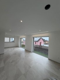 +++MAISON AVEC APPARTEMENT INTEGRÉ+++  

Cette maison offre un cadre de vie très cosy, chaleureux, intime et tranquille.  
Superbe maison de HAUTE GAMME avec une surface habitable de +/- 147.9m2 sis sur un terrain de 3.37 ares situé à Nocher. 

Cette belle maison neuve et moderne ce compose comme ceci:  
- Au rez-de-chaussée on trouve un grand garage pour une voiture, buanderie, et appartement avec entrée complètement séparé de la maison comprenant, Living spacieux/Salle à manger avec espace cuisine donnant vers une belle terrasse et jardin sans vis à vis et clôture, une salle de douche, et une grande chambre à coucher et débarras.  

- 1er étage vous disposer: Très beau living/salle à manger, spacieuse cuisine ouverte très bien équipée avec des grandes baie vitrés, chambre à coucher, et salle de douche.  

- Au 2ème étage: Hall de nuit, ainsi que deux belles chambres à coucher, une salle de douche avec fenêtre et WC et local technique.  

- Grenier/espace rangement.  

Maison équipé des plusieurs panneaux solaire.  
La maison dispose de finitions haute de gamme. Prestations et matériaux de qualité (construction traditionnelle , menuiseries triple vitrage, porte de garage motorisée, portes, sanitaires, carrelages , etc.  

Pour plus de renseignements ou une visite (visites également possibles le samedi sur rdv), veuillez contacter le 691 850 805.

+++HAUS MIT INTEGRIERTER WOHNUNG+++  

Dieses Haus bietet ein sehr gemütliches, warmes, intimes und ruhiges Wohnambiente.  Wunderschönes Haus der OBERE KLASSE mit einer Wohnfläche von ca. 147,9 m² auf einem 3,37 Ar großen Grundstück in Nocher. 

Dieses schöne, neue und moderne Haus ist wie folgt aufgeteilt:  
- Im Erdgeschoss befinden sich eine große Garage für ein Auto, ein Hauswirtschaftsraum sowie eine Wohnung mit einem vom Haus vollständig getrennten Eingang, bestehend aus ein geräumiges Wohn-/Esszimmer mit Küchenbereich, das auf eine schöne, nicht einsehbare und umzäunte Terrasse und einen Garten führt, ein Duschbad sowie ein großes Schlafzimmer und einen Abstellraum.  

- Im 1. Stock stehen Ihnen zur Verfügung: ein sehr schönes Wohn-/Esszimmer, eine geräumige, offene und sehr gut ausgestattete Küche mit großen Panoramafenstern, ein Schlafzimmer sowie ein Duschbad.  

- Im 2. Stock: Flur zum Schlafbereich sowie zwei schöne Schlafzimmer, ein Duschbad mit Fenster und WC sowie ein Technikraum.  

- Dachboden/Stauraum.  

Das Haus ist mit mehreren Solarmodulen ausgestattet.  
Das Haus verfügt über eine hochwertige Ausstattung. Hochwertige Ausstattungsmerkmale und Materialien (traditionelle Bauweise, dreifach verglaste Fenster, motorisiertes Garagentor, Türen, Sanitäranlagen, Fliesen usw.).  

Für weitere Informationen oder eine Besichtigung (Besichtigungen sind nach Vereinbarung auch samstags möglich) wenden Sie sich bitte an die Nummer 691 850 805.

+++HOUSE WITH INTEGRATED APARTMENT+++  

This house offers a very cozy, warm, intimate, and peaceful living environment.  A superb HIGH-END home with a living area of approximately 147.9 m² situated on a 3.37-are lot in Nocher. 

This beautiful, new, and modern house is laid out as follows:  
- On the ground floor, there is a large single-car garage, a laundry room, and an apartment with an entrance completely separate from the house, comprising: a spacious living/dining room with an open kitchen area opening onto a beautiful, private terrace and fenced-in garden, a shower room, a large bedroom, and a storage room.  

- On the first floor, you'll find: A beautiful living/dining room, a spacious, well-equipped open kitchen with large floor-to-ceiling windows, a bedroom, and a shower room.  

- On the second floor: A hallway leading to the bedrooms, as well as two beautiful bedrooms, a shower room with a window and a toilet, and a utility room.  

- Attic/storage space.  

The house is equipped with several solar panels.  
The house features high-end finishes. High-quality features and materials (traditional construction, triple-glazed windows, motorized garage door, doors, bathroom fixtures, tile flooring, etc.).  

For more information or to schedule a tour (tours are also available on Saturdays by appointment), please call 691 850 805.