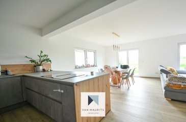 Maison individuelle de charme avec 3 chambres à Kesslingen, offrant des équipements modernes et un potentiel d'extension

Cette maison individuelle, construite en 2023, est nichée à Kesslingen, un quartier de la commune de Perl. Avec ses ± 145m² habitables, elle dispose de trois chambres et est idéalement située à seulement 30 km de Kirchberg et 40 km de Trèves.

Répartie sur deux niveaux, elle accueille d'abord un hall d'entrée spacieux ± 8m² menant à un espace salon/salle à manger ouvert ± 34m² et une cuisine ± 11m². La cuisine Haustech, équipée d'appareils Siemens, offre tout le confort moderne, tandis que le salon/salle à manger donne accès direct à la terrasse orientée plein Sud. Le rez-de-chaussée comprend également un WC invité ± 3m², un débarras ±8m², et une chaufferie ± 8m².

À l'étage, trois chambres spacieuses ± 18m², ± 16m², ± 14m² dont l'une est dotée d'un dressing (± 5m²) vous attendent. La salle de bains ± 13m² de cet étage est équipée d'une douche, d'une baignoire et d'un WC. L'isolation du grenier ± 70m² offre un excellent potentiel pour des projets futurs.

À l'extérieur, une charmante terrasse ± 17m², un garage ± 20m², et deux places de parking complètent ce bien.

Caractéristiques supplémentaires :
- Double vitrage
- Chauffage par pompe à chaleur
- Un passeport énergétique A
- Aucune prime d'achat n'est due

Contact :
Juha Ahonen
Tél. +352 661 249 476
juha@vanmaurits.lu



