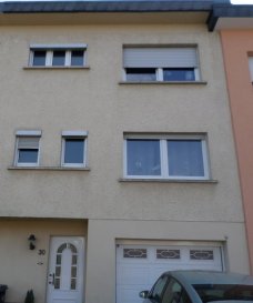              VENDUE VENDUE VENDUE VENDUE                                                            LUXPROIMMO vous présente à la vente cette belle maison mitoyenne de 3 chambres à coucher à 2 pas des écoles et maison relais. D'une surface habitable de +- 120 m² et disposée comme suit:

Rez-de-chaussée: Hall d'entrée, garage, espace chaufferie et 2 caves de rangement;

Au 1er étage: wc séparé, cuisine équipée ouverte sur living/salle à manger et accès à la terrasse et au jardin situés à l'arrière et orientés plein SUD;

Au 2iéme étage: 3 chambres à coucher et salle de bains.


Situation géographique :
La propriété se situe dans un quartier résidentiel, rue à trafic modéré (zone 30). Proche de toutes les commodités, écoles, commerces, médecins, pharmacie, restaurants, transports en commun et réseau autoroutier. Entourage essentiellement caractérisé par des maisons et immeubles à appartements de style architectural varié. 

Libre fin août 2019