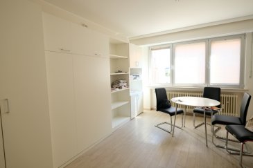 Luxembourg Limpertsberg, 19, avenue du Bois, studio entièrement meublé de 24 m2 situé au deuxième étage avec ascenseur comprenant : entrée, salle de douche avec WC, pièce principale avec placard intégré, un grand meuble avec lit escamotable, table et chaises, une kitchenette équipée séparée avec porte coulissante, une buanderie commune avec lave-linge, une cave, libre le 15 août 2025.

POUR UNE SEULE PERSONNE NON-FUMEUR

Contrat de bail d'un an minimum.

Caution : 2 mois de loyer, Frais d'agence : 1 mois de loyer, réparti à 50/50 entre locataire et bailleur.

Contact et visites : Arianna GHITTINO  arianna@parkagence.lu   téléphone 691205573 et Rosalba MAITRE émail : rosalba@parkagence.lu