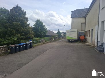 En vente l'Immobilière de l'Attert vous propose cette maison avec plusieurs dépendances située dans le village de Selscheid, commune de Wiltz.

La surface totale de +/- 656 m² vous offre la possibilité de rénover la maison et les dépendances en 4 logements allant de +/- 250 m² à 80 m² avec parkings. (voir photos)

L'immense terrain de 21,52 m² ajoute une dimension supplémentaire, parfaite pour les aménagements extérieurs que vous rêvez d'installer.

Pour plus d'informations ou pour visiter cette propriété, contactez-nous au +352 23 62 90 20 ou sur immo@immoaida.lu

Consultez nos biens sur www.immoaida.lu