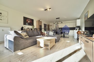 immohub, votre partenaire immobilier à Esch / Lallange, vous propose à la vente ce bel appartement situé au 2ème étage d'une résidence bien entretenue construite en 2002, au Boulevard Pierre Dupong à Esch-sur-Alzette, quartier Lallange.
D'une surface habitable d'environ 82,52 m², ce bien se distingue par son excellent état général et sa distribution fonctionnelle.

L'appartement se compose comme suit :
-Hall d'entrée : 4,80 m²
-WC séparé avec meuble sur mesure et buanderie : 4,05 m²
-Spacieux double séjour avec cuisine équipée ouverte : 44,10 m²
-Hall de nuit avec garde-robe sur mesure: 5,80 m²
-Chambre I : 10,40 m²
-Chambre II : 9,95 m²
-Salle de douche : 4,55 m²
-Balcon couvert de 6,00 m², accessible depuis le séjour

L'appartement se complète par:
-Garage box fermé
-Cave privative 2,63 m²

Équipements & caractéristiques :
-Double vitrage / Châssis en bois / Volets manuels
-Dalles en béton
-Chauffage au gaz
-Cuisine équipée ouverte
-Charges mensuelles : ± 200 €
-Classe énergétique (CPE) : E/E