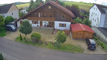 Beßlich (Newel)
15 Minuten von Lux-Rosport
15 Minuten von Trier

2-3 Familienhaus sucht neuen Eigentümer

-2015m2 Grundstücksfläche komplett eingezäunt und wunderschön angelegt mit eigenem Teich, Bachlauf, Terrasse uvm
Hier kann man entspannen und die Natur so richtig genießen.
-2 Doppelgaragen, Carport, Stellplätze 
-Zisterne mit 10.000 Liter vorhanden


+-450m2 Wohnfläche aufgeteilt in 3 Wohnungen mit separatem Eingang
Aufteilung:

Wohnung 1 im Erdgeschoss
+-130m2 Wohnfläche
-Offener Wohn-Ess-Küchenbereich mit Kamin
-weitere Sommerküche mit Ausgang zur Terrasse und in den Garten
-2 Schlafzimmer
-2 Bäder 

Wohnung 2 im Obergeschoss und Dachgeschoss (voll klimatisiert)
+-250m2 Wohnfläche
-Wohnzimmer mit Ausgang zum Balkon und in den Garten
-Esszimmer mit Kamin
-Küche
-3 Schlafzimmer davon 1 mit eigenem Badezimmer und Balkon 
-2 Bäder
-GästeWC
-großer HWR 
-Sauna

Wohnung 3 im Kellergeschoss
+-70m2 Wohnfläche
-Wohnzimmer
-Küche
-1 Schlafzimmer
-Badezimmer

Viele Extras erwarten Sie... Sauna, Fitnessraum, Videoüberwachung uvm...
Ruhige Lage