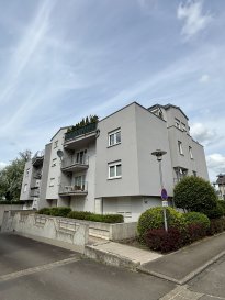 Appartement de 99,78 m2 au 2. étage avec un balcon de 5m2 situé au 137, route de Petange

L'appartement se compose comme suit:

- Hall
- Salon
- Cuisine ouverte
- Débarras
- WC séparé
- 3 chambres à coucher
- Salle de douche
- Cave
- Emplacement intérieur
- Emplacement extérieur