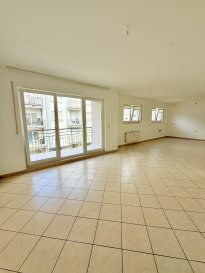 Appartement de 99,78 m2 au 2. étage avec un balcon de 5m2 situé au 137, route de Petange

L'appartement se compose comme suit:

- Hall
- Salon
- Cuisine ouverte
- Débarras
- WC séparé
- 3 chambres à coucher
- Salle de douche
- Cave
- Emplacement intérieur
- Emplacement extérieur
