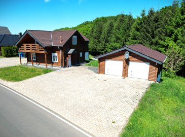 Das Holzhaus wurde im Jahr 2010 mit einer Wohnfläche von 82 m² auf einem 665 m² großen Grundstück errichtet. Im Erdgeschoss befindet sich der große, helle Wohn-/Essbereich, die offene Küche, ein WC und ein Abstellraum. Im Obergeschoss befinden sich das Badezimmer und zwei Schlafzimmer (eines davon mit einer Ankleide). Im Keller unter der nebenan liegenden Doppelgarage steht ein weiterer Raum mit verschiedenen Nutzungsmöglichkeiten zur Verfügung. Das benachbarte Baugrundstück mit einer Größe von 686 m² kann ebenfalls erworben werden. Die ruhige, erhöhte, naturnahe Lage bietet ein perfektes Zuhause für eine kleine Familie. Im Charme dieses Holzhauses werden Sie sich wohlfühlen.
